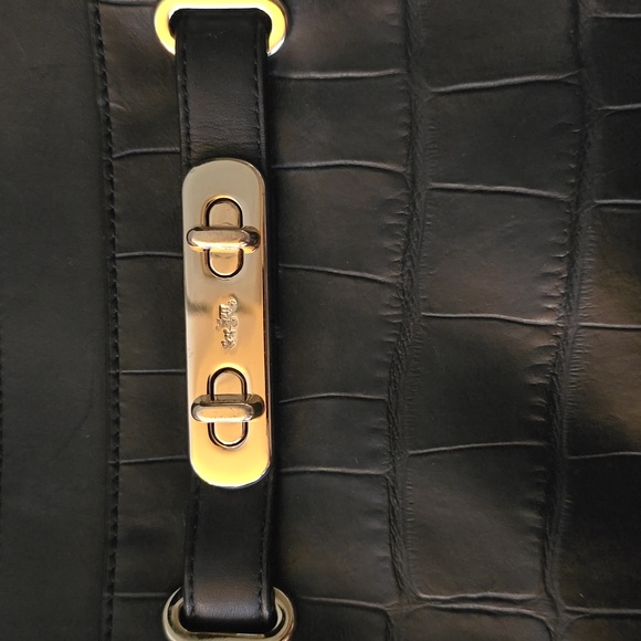 Coach black leather embossed small crossbody gold detail - Picture 4 of 13